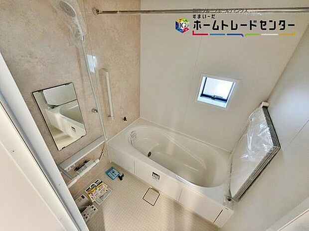 【浴室】毎日の疲れを癒す浴室は１坪タイプです。足を伸ばしてゆっくりとくつろげます。窓があるので、湿気もこもらないのも、うれしいですね♪