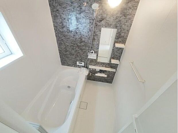 【浴室】毎日の疲れを癒す浴室は１坪タイプです。足を伸ばしてゆっくりとくつろげます。窓があるので、湿気もこもらないのも、うれしいですね♪