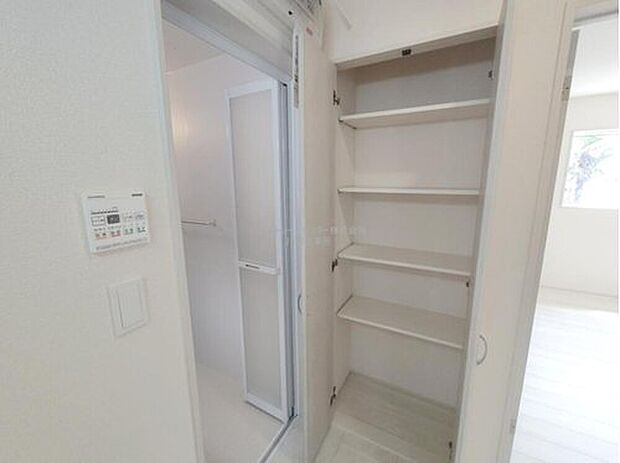 【洗面所】洗面所の収納スペースは思いのほか頼りになる存在！バスタオルや洗剤を入れたり、ご家族の着替えを入れるなど使い方はアイデア次第♪洗面所がすっきりしますね。