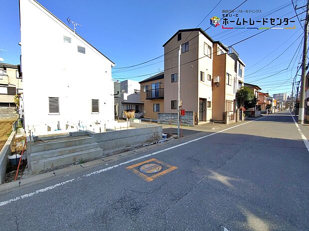 【前面道路含む現地写真】ひとたび扉を開けばそこに待っているのは上質な空間とマイホームでの新生活をイメージさせる優雅なひととき。「この家なら…」ではなく「ここに住みたい♪」と思う感動をお届けいたします。
