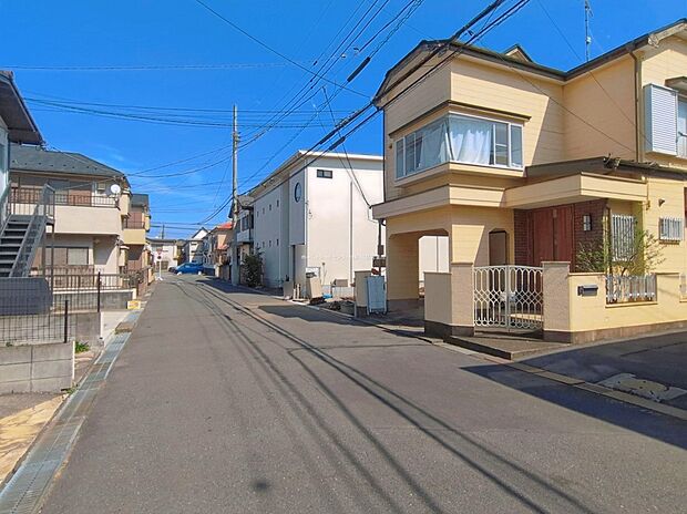 【前面道路含む現地写真】ひとたび扉を開けばそこに待っているのは上質な空間とマイホームでの新生活をイメージさせる優雅なひととき。「この家なら…」ではなく「ここに住みたい♪」と思う感動をお届けいたします。