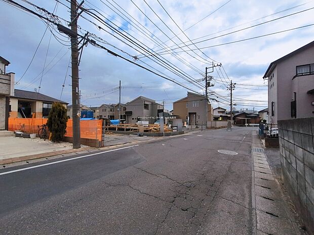 【前面道路含む現地写真】ひとたび扉を開けばそこに待っているのは上質な空間とマイホームでの新生活をイメージさせる優雅なひととき。「この家なら…」ではなく「ここに住みたい♪」と思う感動をお届けいたします。