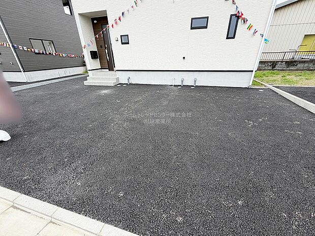 【駐車場】嬉しいコンクリート仕上げのカースペース。雨の日も足元を気にせず外出できます。ご家族の駐輪場としてもお使いいただけます。
