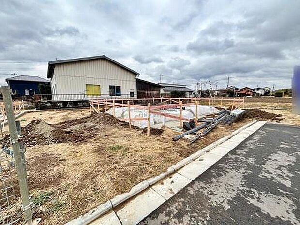 【現地外観写真】住宅性能評価で耐震等級３（最高等級）を取得！お客様を守る大切な住宅だからこそ、第三者の検査を受けて安心して住んでいただける住宅をご案内させて頂きます。その頑丈さを、ぜひ現地にてご体感くださいませ。