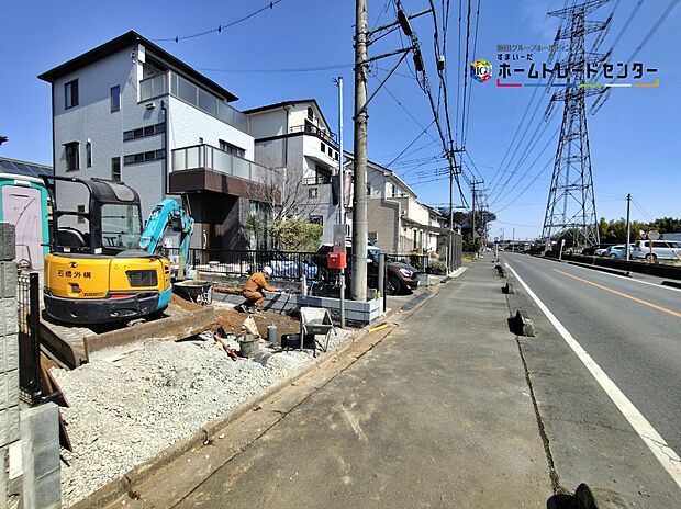 【前面道路を含む外観】ひとたび扉を開けばそこに待っているのは上質な空間とマイホームでの新生活をイメージさせる優雅なひととき。「この家なら…」ではなく「ここに住みたい♪」と思う感動をお届けいたします。

