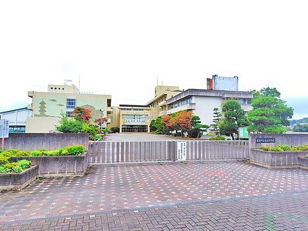 吉見町立吉見中学校（約1,900m）