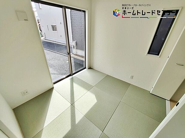 【1階和室】お子様の遊び場や、お昼寝スペースとして。和室を開放すると、広々とお使い頂けます。突然の来客時には、戸を閉めて視線を遮る事も可能です。
