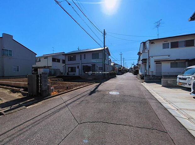 【前面道路含む現地写真】ひとたび扉を開けばそこに待っているのは上質な空間とマイホームでの新生活をイメージさせる優雅なひととき。「この家なら…」ではなく「ここに住みたい♪」と思う感動をお届けいたします。