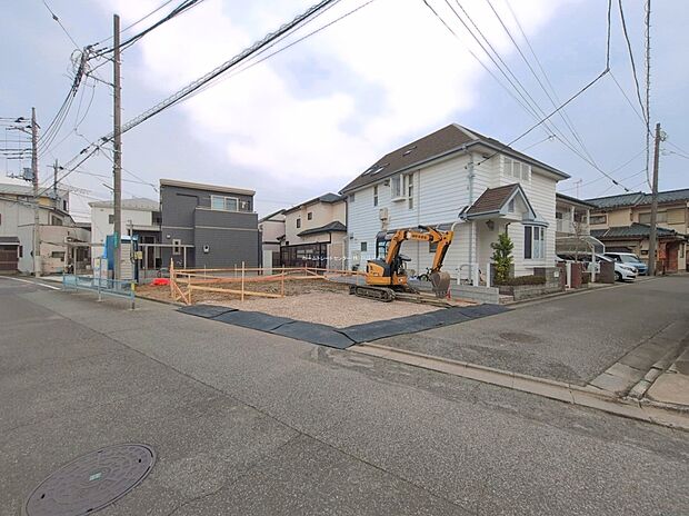 【前面道路含む現地写真】ひとたび扉を開けばそこに待っているのは上質な空間とマイホームでの新生活をイメージさせる優雅なひととき。「この家なら…」ではなく「ここに住みたい♪」と思う感動をお届けいたします。