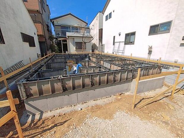 【現地写真】住宅性能評価で耐震等級３（最高等級）を取得！お客様を守る大切な住宅だからこそ、第三者の検査を受けて安心して住んでいただける住宅をご案内させて頂きます。その頑丈さを、ぜひ現地にてご体感くださいませ。

