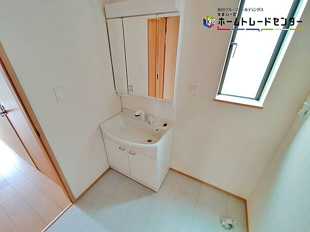 【洗面所】三面鏡ならではの収納力、温水シャワー付きの機能性、どちらも採用!汚れが落ち易い大型の洗面ボウルは手入れもしやすく日々の生活を陰ながら支えてくれる仕様となっております。