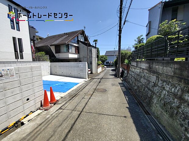 【現地外観写真】一戸建ての大きなメリットは、「自分の土地」を自由に使えること。好きなペットが飼えるほか、ガーデニングやＤＩＹ、車やバイクの手入れなど様々な趣味を楽しめます♪
