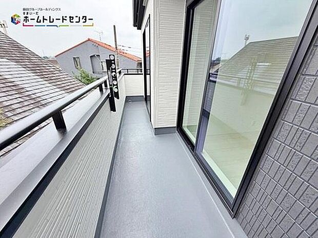 【バルコニー】日当たりのよい広さのあるバルコニー。一度にたくさんの洗濯物を干すことができます。
