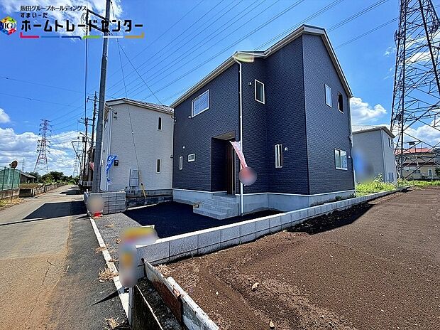 【現地外観写真】一戸建ての大きなメリットは、「自分の土地」を自由に使えること。好きなペットが飼えるほか、ガーデニングやDIY、車やバイクの手入れなど様々な趣味を楽しめます♪