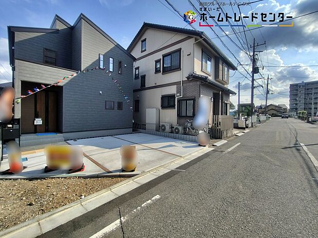 【前面道路含む現地写真】一戸建ての大きなメリットは、「自分の土地」を自由に使えること。好きなペットが飼えるほか、ガーデニングやDIY、車やバイクの手入れなど様々な趣味を楽しめます♪