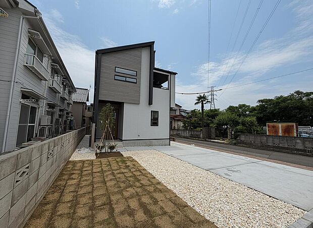 【現地外観写真】一戸建ての大きなメリットは、「自分の土地」を自由に使えること。好きなペットが飼えるほか、ガーデニングやＤＩＹ、車やバイクの手入れなど様々な趣味を楽しめます♪
