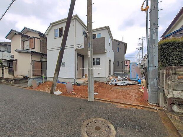 【現地外観写真】一戸建ての大きなメリットは、「自分の土地」を自由に使えること。好きなペットが飼えるほか、ガーデニングやＤＩＹ、車やバイクの手入れなど様々な趣味を楽しめます♪