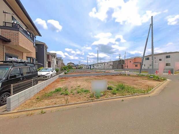 【前面道路含む現地写真】ひとたび扉を開けばそこに待っているのは上質な空間とマイホームでの新生活をイメージさせる優雅なひととき。「この家なら…」ではなく「ここに住みたい♪」と思う感動をお届けいたします。