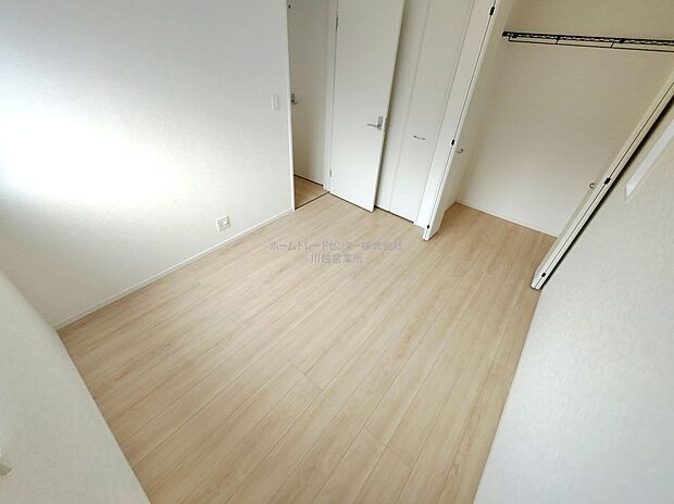 【洋室】お陽さまの光をさわやかな風をたっぷりとりこめます。室内はいつも明るい印象なので気持ちの良い朝を迎えられます。毎日の生活も明るくなりそうです。