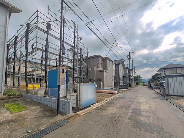 【前面道路含む現地写真】ひとたび扉を開けばそこに待っているのは上質な空間とマイホームでの新生活をイメージさせる優雅なひととき。「この家なら…」ではなく「ここに住みたい♪」と思う感動をお届けいたします。
