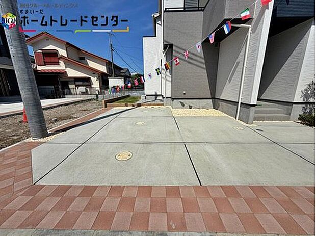 【駐車場】嬉しいコンクリート仕上げのカースペース。雨の日も足元を気にせず外出できます。ご家族の駐輪場としてもお使いいただけます。