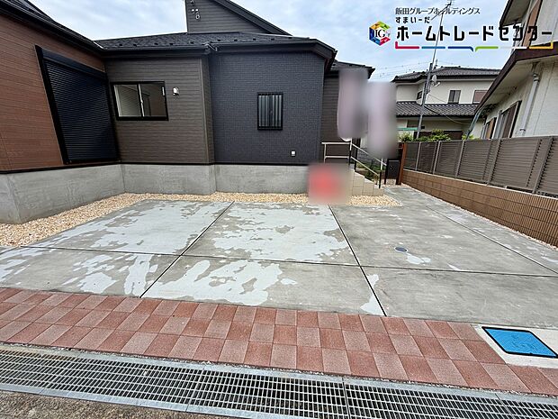 【駐車場】嬉しいコンクリート仕上げのカースペース。雨の日も足元を気にせず外出できます。ご家族の駐輪場としてもお使いいただけます。