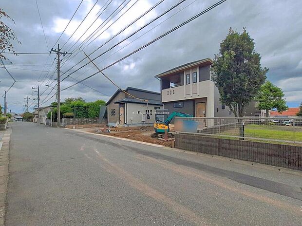 【前面道路含む現地写真】ひとたび扉を開けばそこに待っているのは上質な空間とマイホームでの新生活をイメージさせる優雅なひととき。「この家なら…」ではなく「ここに住みたい♪」と思う感動をお届けいたします。
