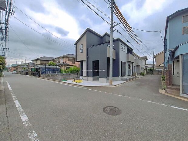 【前面道路含む現地写真】ひとたび扉を開けばそこに待っているのは上質な空間とマイホームでの新生活をイメージさせる優雅なひととき。「この家なら…」ではなく「ここに住みたい♪」と思う感動をお届けいたします。