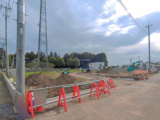 【前面道路含む現地写真】ひとたび扉を開けばそこに待っているのは上質な空間とマイホームでの新生活をイメージさせる優雅なひととき。「この家なら…」ではなく「ここに住みたい♪」と思う感動をお届けいたします。