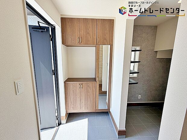 【玄関】訪れる人を優しく迎える、スタイリッシュな玄関。ご家族が増えると靴の数も増えますね。玄関にはたっぷり収納の下駄箱を完備しております!
