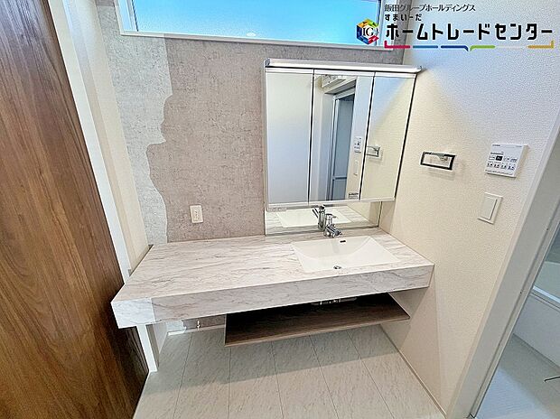 【洗面化粧台】三面鏡ならではの収納力、温水シャワー付きの機能性、どちらも採用!汚れが落ち易い大型の洗面ボウルは手入れもしやすく日々の生活を陰ながら支えてくれる仕様となっております。