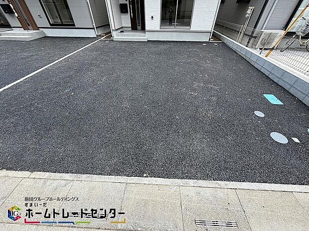 【駐車場】嬉しいコンクリート仕上げのカースペース。雨の日も足元を気にせず外出できます。ご家族の駐輪場としてもお使いいただけます。