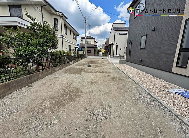 【前面道路含む現地写真】ひとたび扉を開けばそこに待っているのは上質な空間とマイホームでの新生活をイメージさせる優雅なひととき。「この家なら…」ではなく「ここに住みたい♪」と思う感動をお届けいたします。