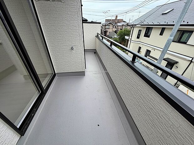 【バルコニー】日当たりのよい広さのあるバルコニー。一度にたくさんの洗濯物を干すことができます。