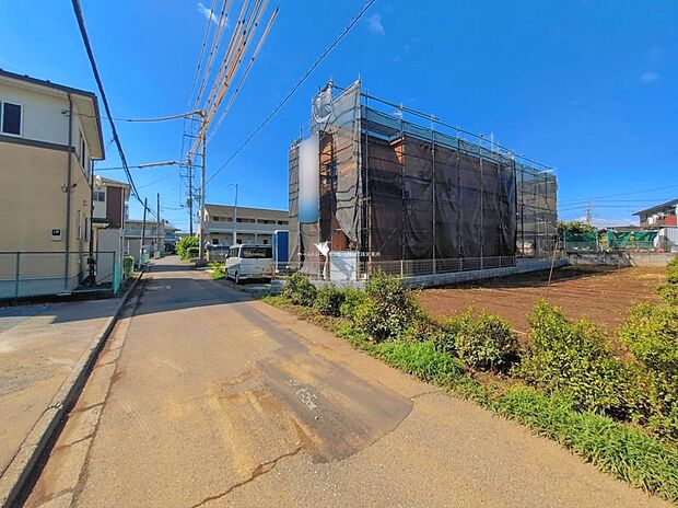 【前面道路含む現地写真】ひとたび扉を開けばそこに待っているのは上質な空間とマイホームでの新生活をイメージさせる優雅なひととき。「この家なら…」ではなく「ここに住みたい♪」と思う感動をお届けいたします。