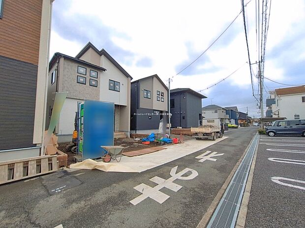 【前面道路含む現地写真】ひとたび扉を開けばそこに待っているのは上質な空間とマイホームでの新生活をイメージさせる優雅なひととき。「この家なら…」ではなく「ここに住みたい♪」と思う感動をお届けいたします。