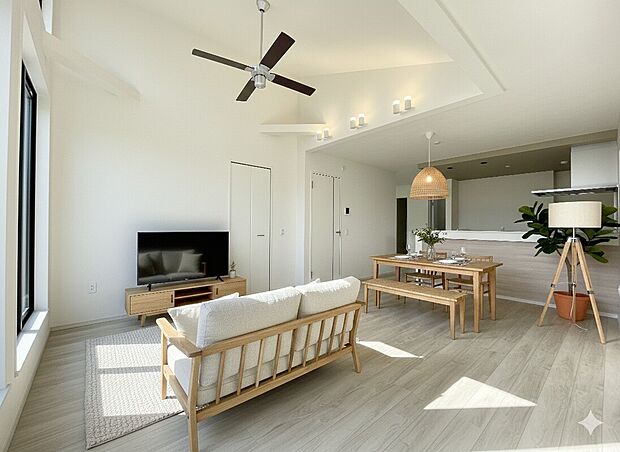 5号棟 吹抜け付きの２階リビングでプライバシーも守られており、おくつろぎの時間をお楽しみいただけます。陽当り・通風共に良好です！