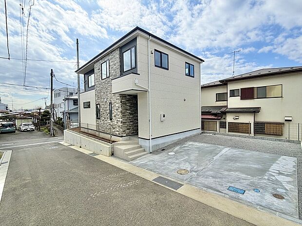 毎日の暮らしに嬉しい並列駐車スペースをしっかり確保。