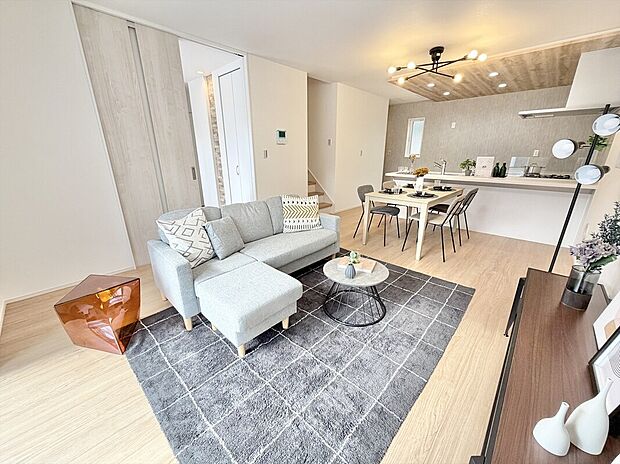 広々としたLDKとなっております。リビングは家族の集まる大切な空間です。こちらのリビングで家族団欒のお時間をお楽しみください。