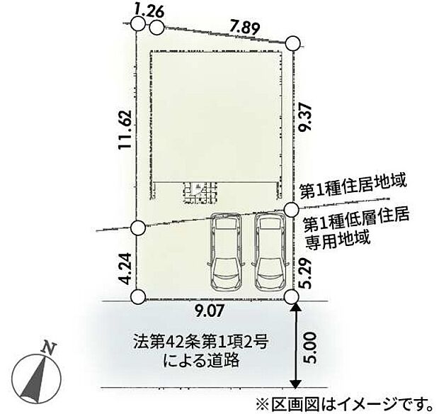 区画図から伝わる“ちょうどいい暮らし”の形。前面道路はゆとりの5m、車2台ゆったり駐車できる整形寄りの敷地。第一種低層の静かな住環境で、家族の毎日がのんびり心地よく過ごせる住まいです。