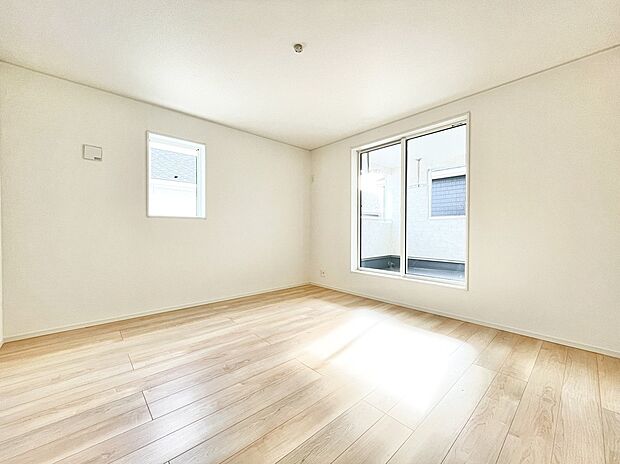 【リビング以外の居室】6号棟　バルコニーに面した明るいお部屋です。