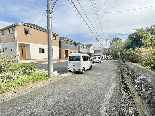 【前面道路を含む現況外観写真】前面道路は比較的交通量が少ない道路となりますので、落ち着いて駐車することができます