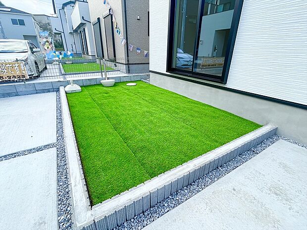 【庭】1号棟 ちょっとしたお庭スペースもあります。