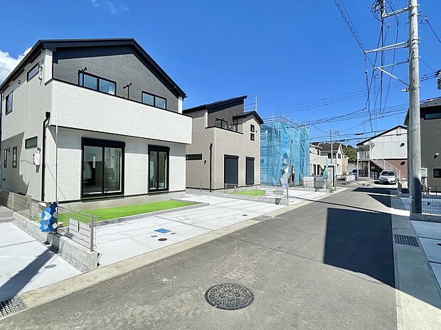 【前面道路を含む外観】3号棟 駐車スペースは車種により2台駐車が可能です。