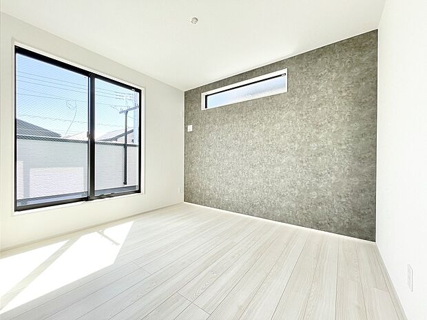 【リビング以外の居室】3号棟　アクセントクロスを施しているお洒落な寝室です。