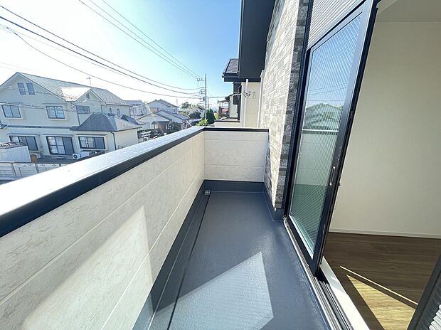 【外観】４号棟・５号棟共にバルコニーが南面を向いており、心地よい日差しが差し込みます