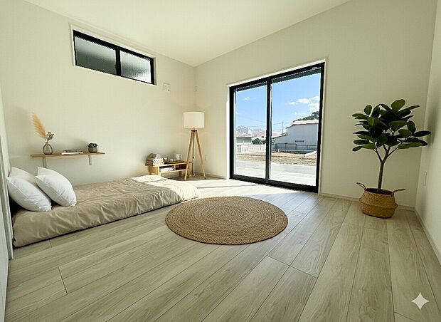 【リビング以外の居室】5号棟 南面バルコニーは広々としており、心地よい陽当りをぜひご体感ください。