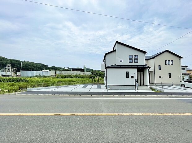 【前面道路を含む外観】大きなお車も余裕をもって停めることが出来ます。是非現地で一度ご覧ください。