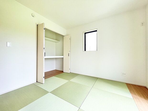 【リビング以外の居室】2号棟 各居室収納付きのため、お部屋を最大限有効活用していただけます。和室スペースは小さなお子様のお昼寝や遊び場としてお使いいただけます。