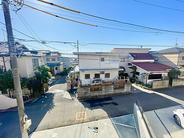 【眺望】晴れた日は空の広さまで感じられる、気持ちのいい2階からの眺望が魅力♪前面に大きな建物がなく、開放感たっぷり。朝のコーヒータイムや洗濯物干しも心地よく、日々の暮らしにちょっとした特別感をプラスしてくれる